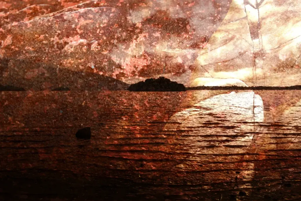 Dunkle Insel auf rötlich gefärbtem Wasser, am Himmel rostfarbene Strukturen
