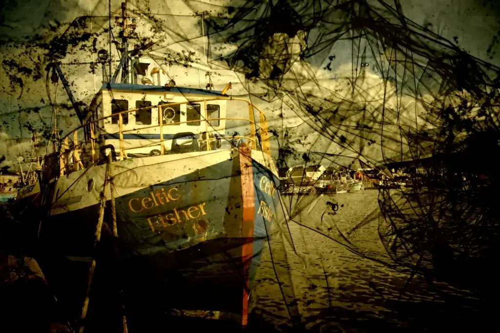 Das Fischerboot Celtic Fisher im Hafen, überlagert von dunklen Netzlinien