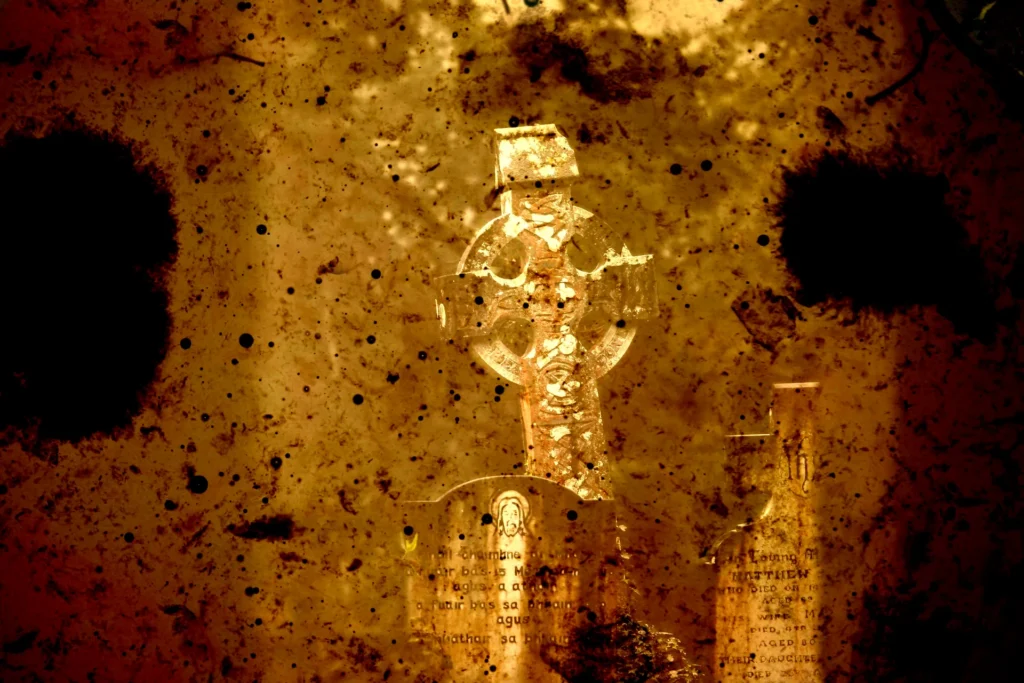 Keltisches Hochkreuz auf einem Grabstein mit Inschrift, in goldbraunen Tönen